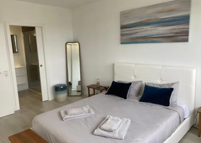 Queen - - Lourinha Villa *