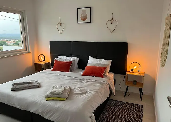 Queen - - Lourinha Villa *